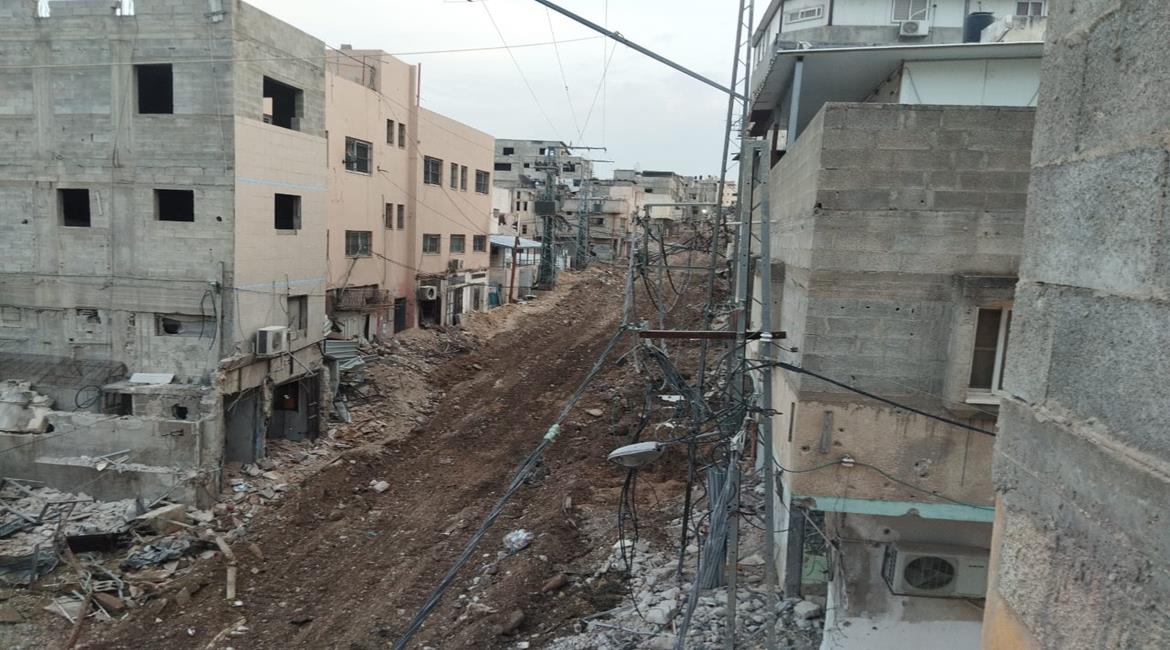 آثار الدمار والتجريف الذي خلفه جيش الاحتلال في البنى التحتية والمنازل في مخيم طولكرم